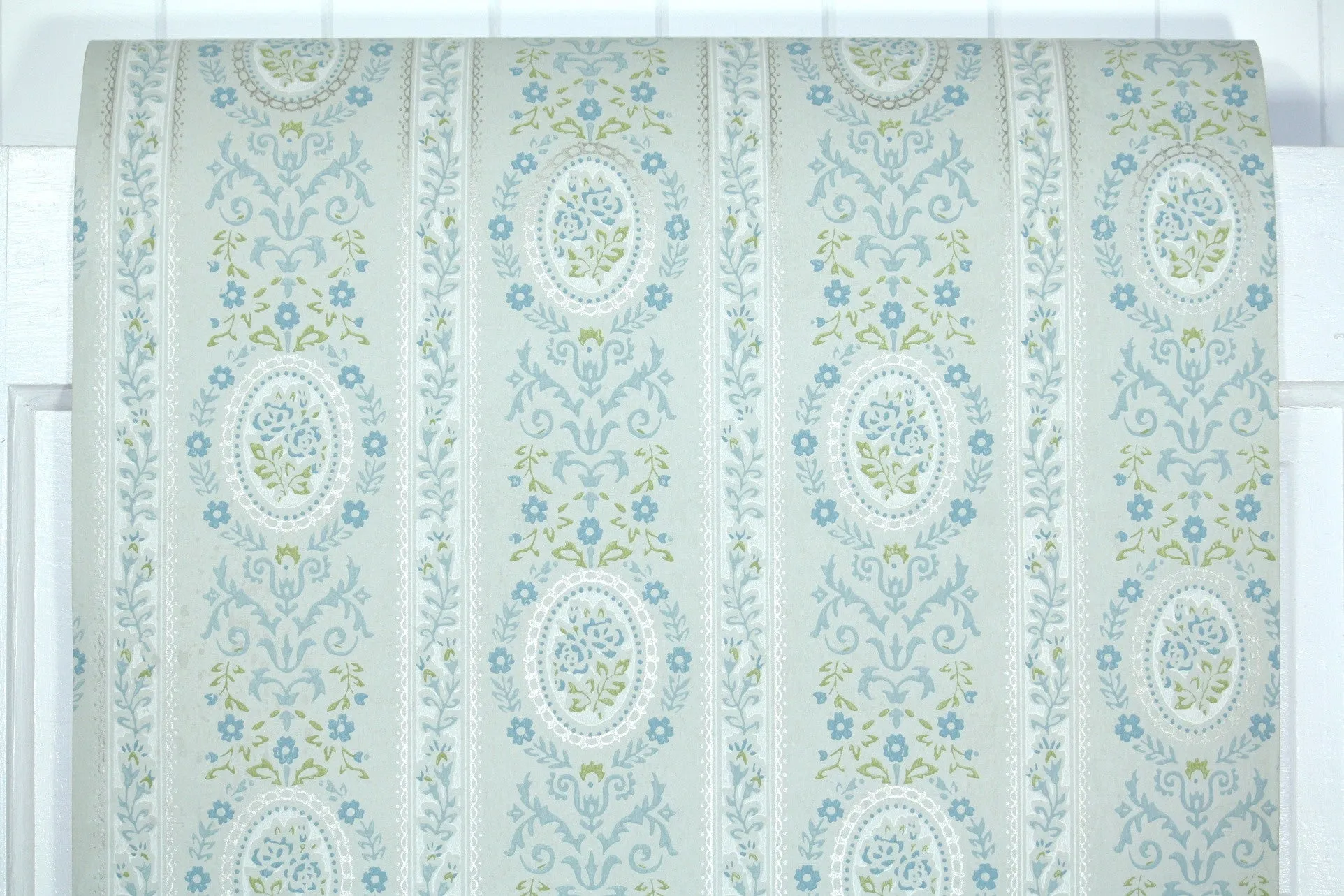 1960s Floral Vintage Wallpaper