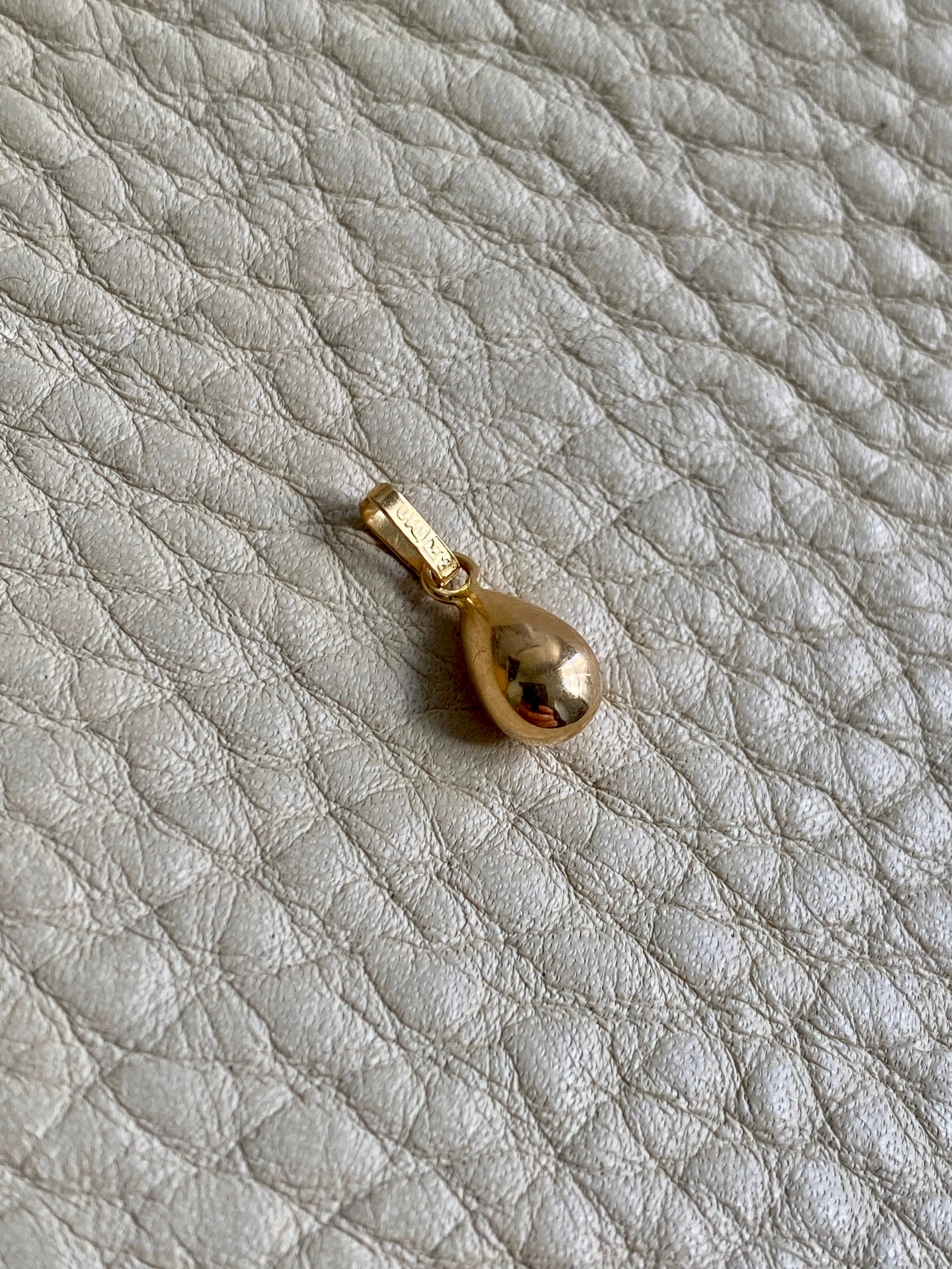 1978 Vintage Swedish 18k gold egg shaped droplet pendant