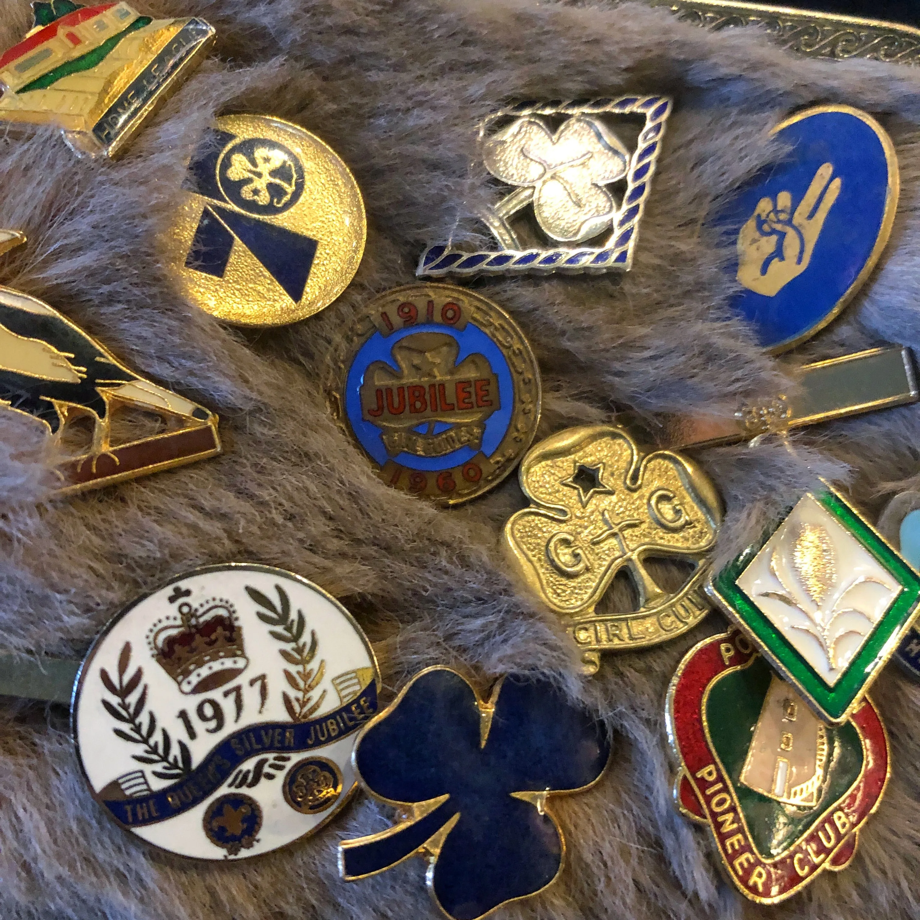 A KANGAROO SKIN PURSE WITH 28 VINTAGE GIRL GUIDE PINS.