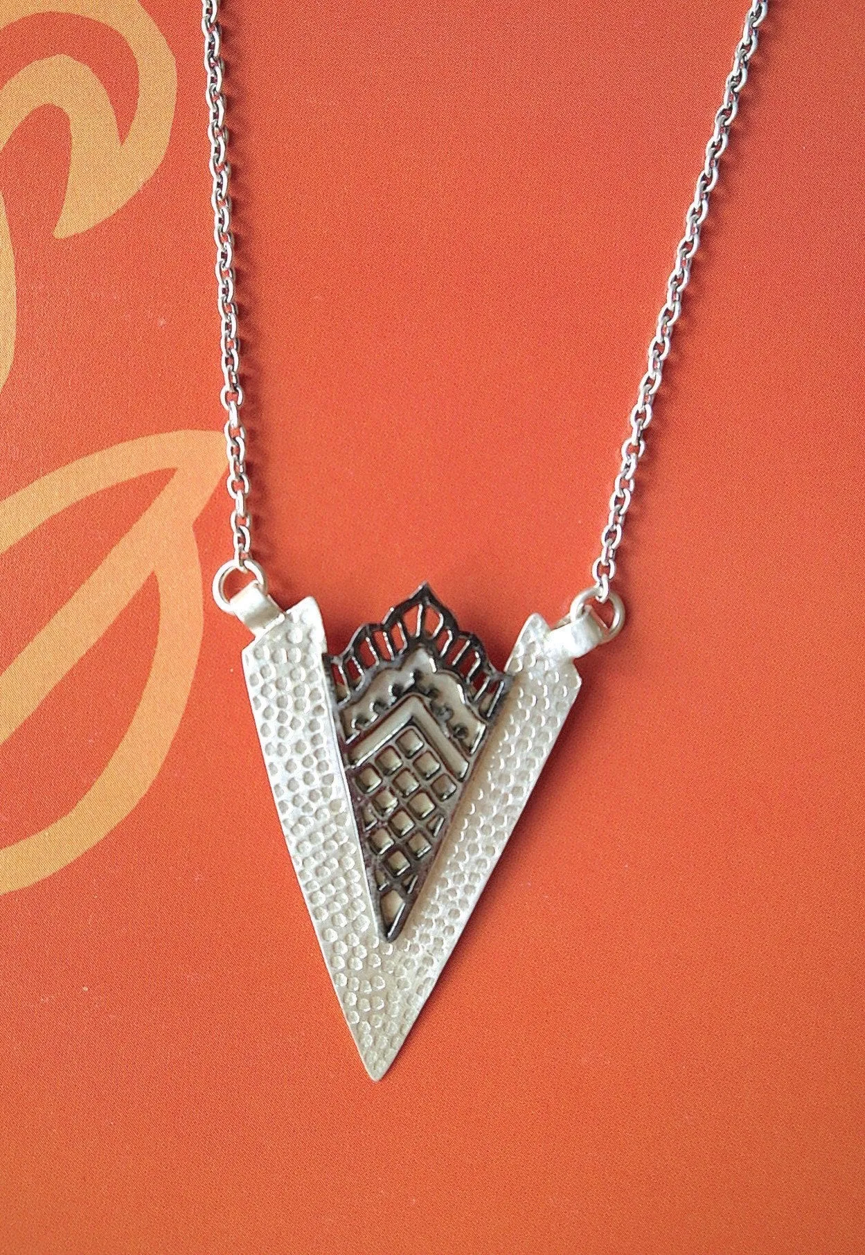 Artistic, arrowhead shape pendant necklace with black rhodium plated detailing