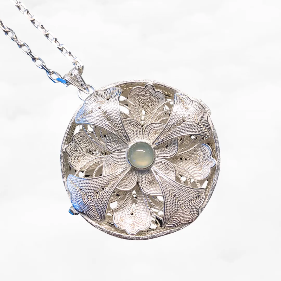 Auspicious Flower Filigree Inlay Locket Pendant Necklace Silver