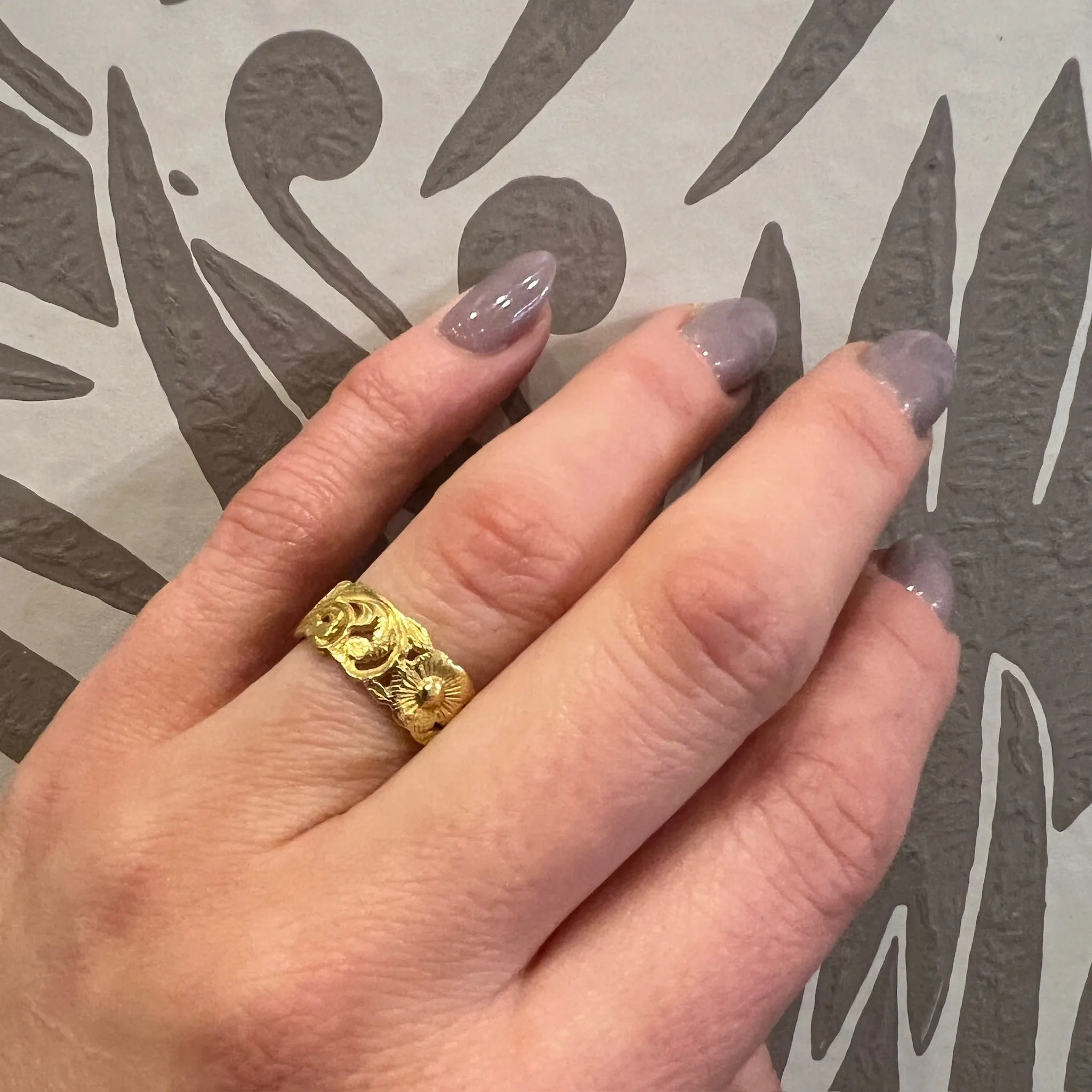 Exuberant 18k Gold Daisy Band