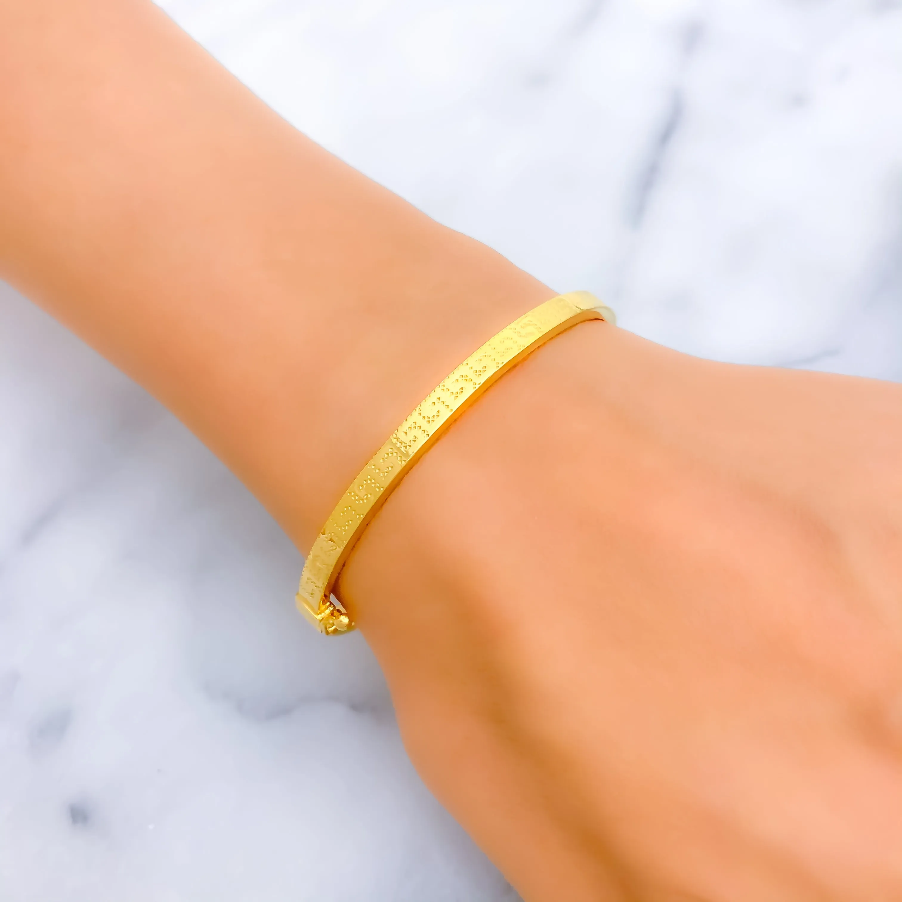 Gorgeous Contemporary 21k Gold Bangle Bracelet