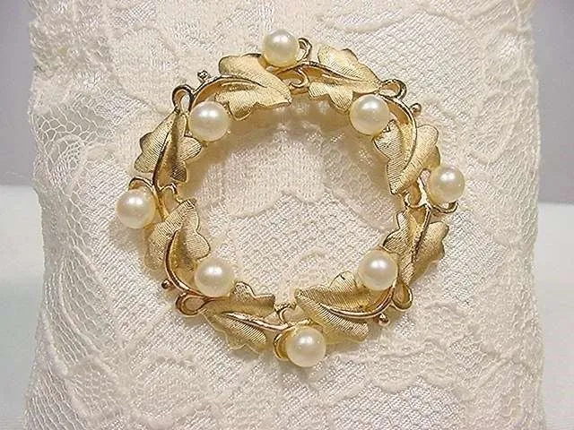Ivy and Pearls Wreath Brooch