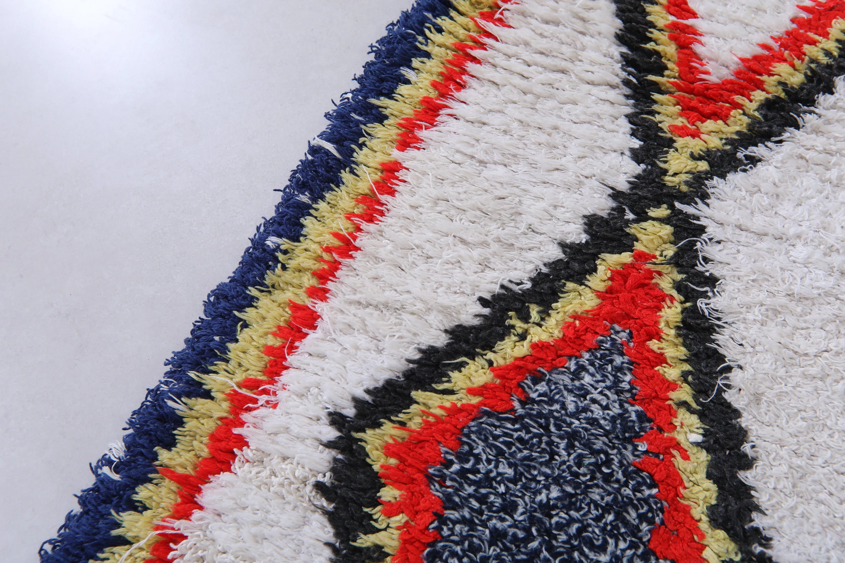 Moroccan Berber Rug with Geometric Diamond Pattern - 2.5 X 5.7 Feet
