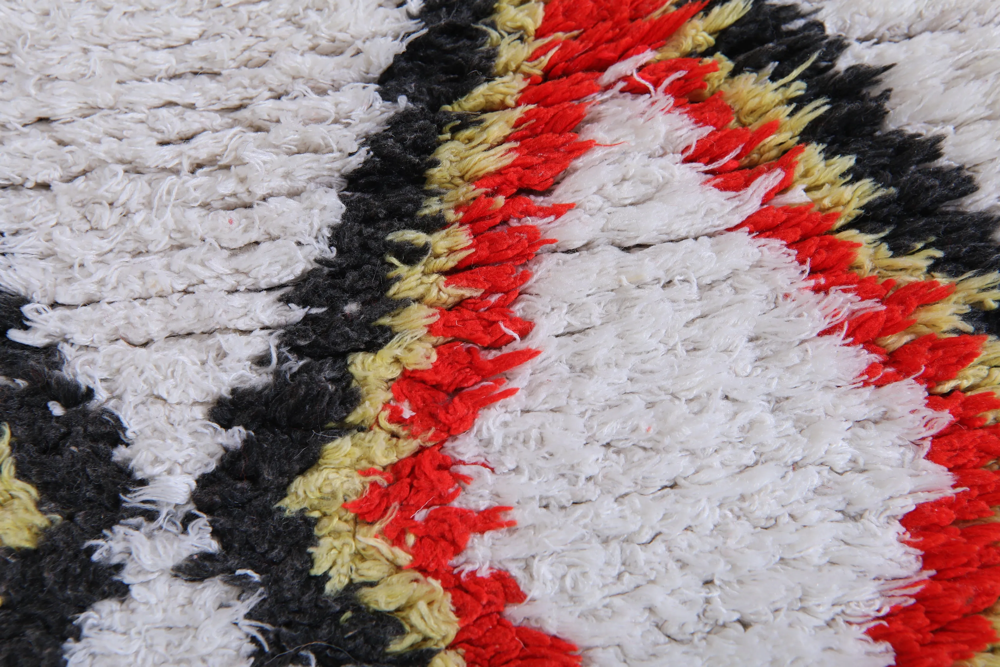 Moroccan Berber Rug with Geometric Diamond Pattern - 2.5 X 5.7 Feet