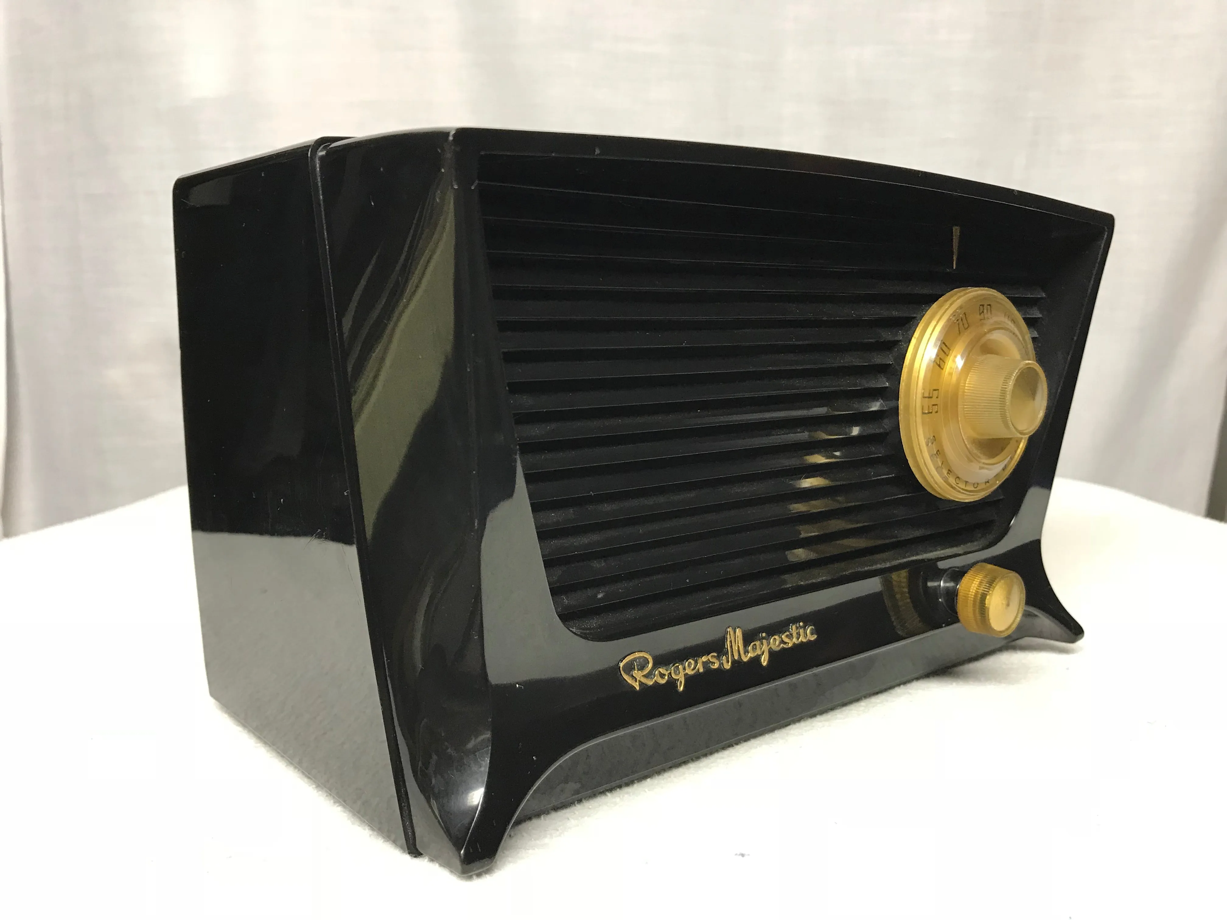 Vintage 1958 Rogers Majestic 570 Radio With Bluetooth input.