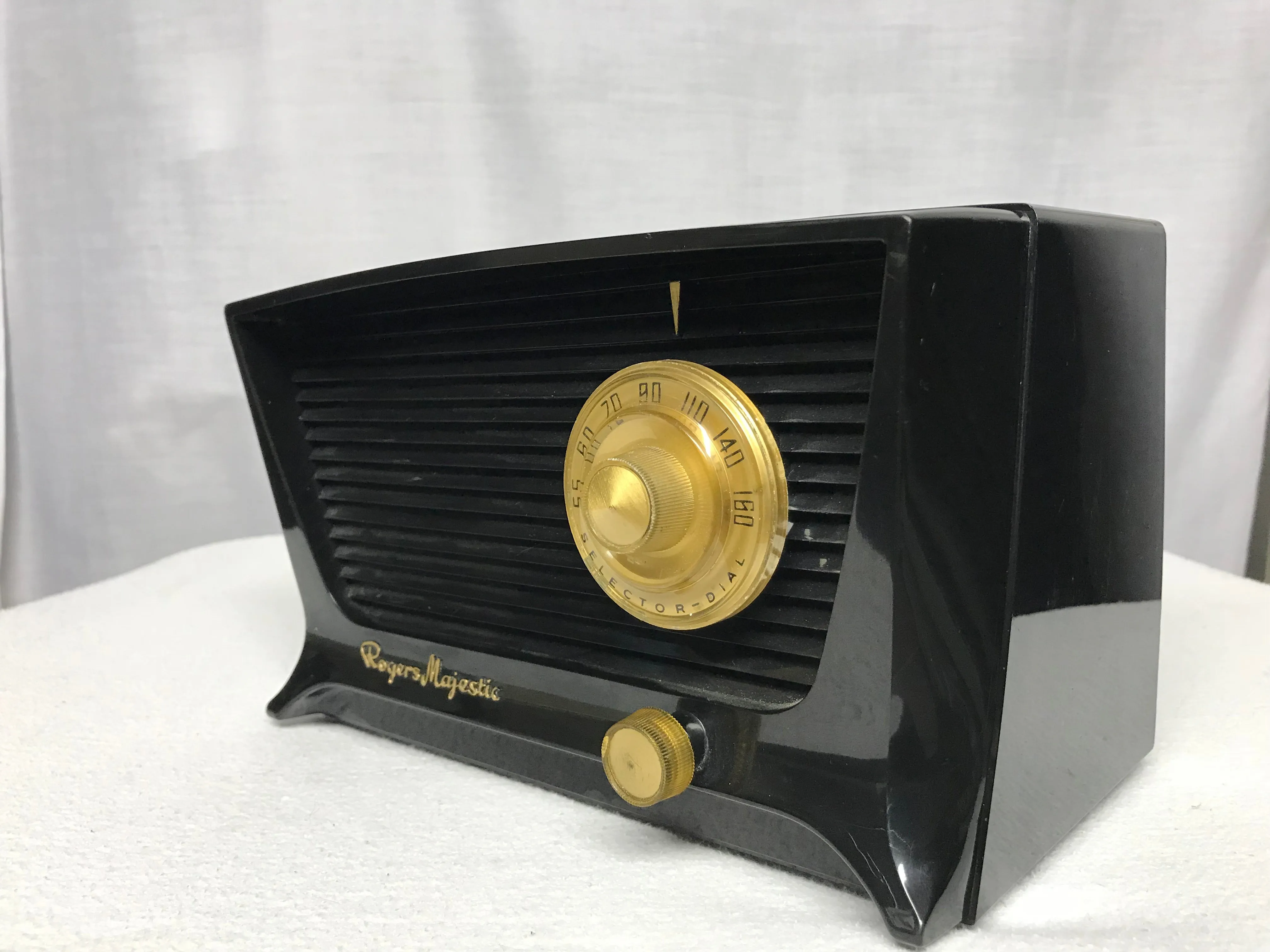 Vintage 1958 Rogers Majestic 570 Radio With Bluetooth input.